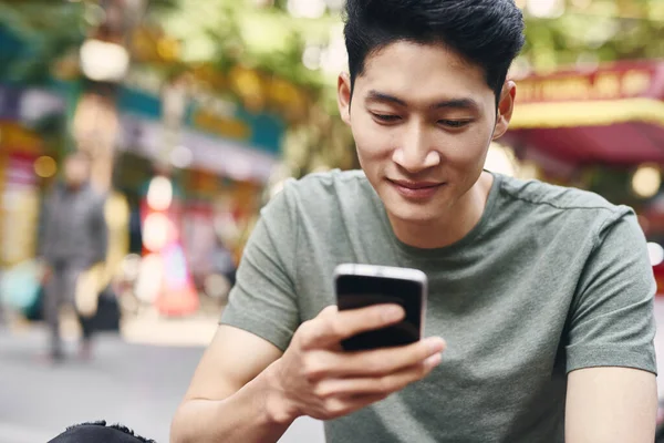 Jovem Homem Vietnamita Usando Telefone Celular Cidade — Fotografia de Stock