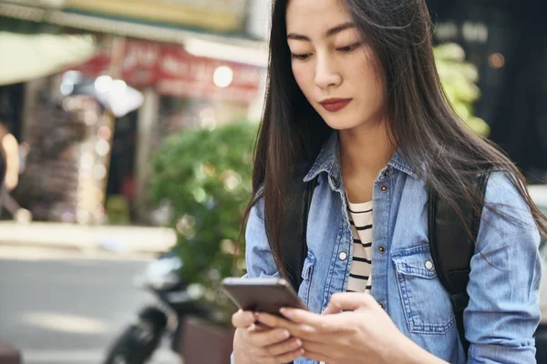 Kvinnlig Turist Med Mobiltelefon Staden — Stockfoto