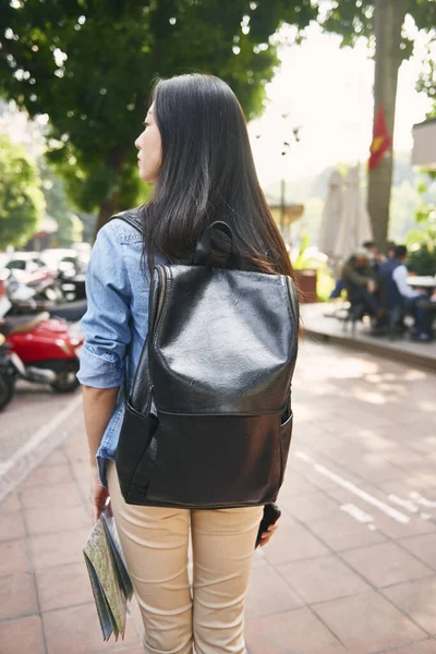 Rear View Tourist Map Backpack Town — Stock Photo, Image