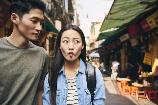 Turisti Alla Ricerca Luoghi Interessanti Hanoi — Foto Stock