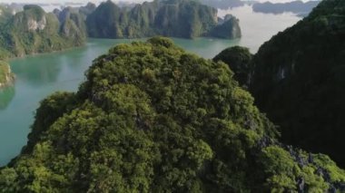 Vietnam 'daki Halong Körfezi' nin görüntüsünü uzaklaştır.