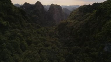 Vietnam 'daki tropik Halong Körfezi' nin insansız hava aracı görüntüsü