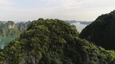 Vietnam 'daki tropik Halong Körfezi' nin havadan görünüşü