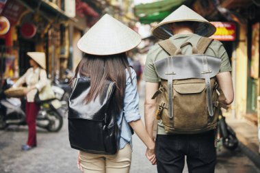 Şehri gezen sırt çantalı turistin arka planı 