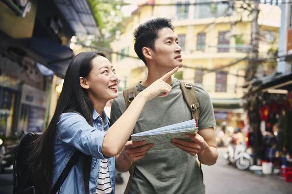 Turistas Vietnamitas Con Mapa Papel — Foto de Stock