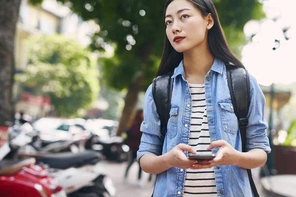 Mooie Jonge Vrouw Met Mobiele Telefoon Rugzak Stad — Stockfoto