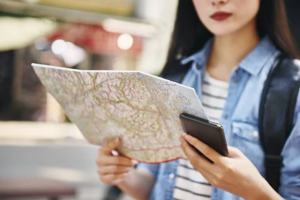 Primo Piano Del Turista Con Mappa Telefono Cellulare — Foto Stock