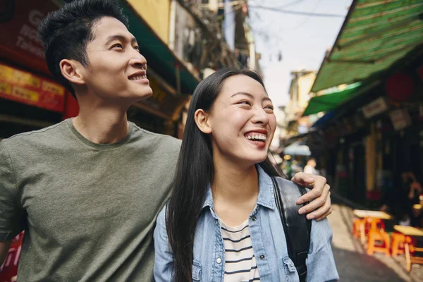 Hanoi Şehrini Keşfeden Mutlu Çift — Stok fotoğraf