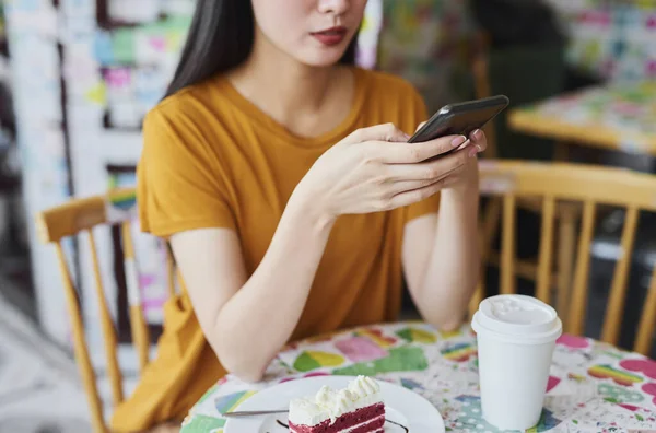 Primer Plano Mujer Joven Con Teléfono Celular Cafetería — Foto de Stock