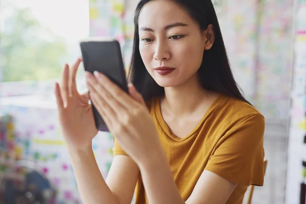 Mulher Vietnamita Bonita Olhando Para Telefone Móvel — Fotografia de Stock