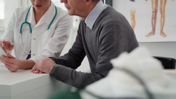 Vista Mano Del Hombre Mayor Que Tiene Visita Control Médico — Vídeo de stock