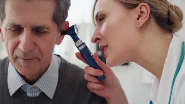 Vista Manual Del Médico Examinando Oreja Del Hombre Mayor Fotografía — Vídeo de stock