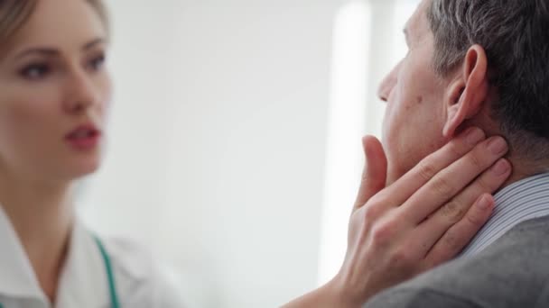 Vista Palmare Dell Uomo Anziano Durante Esame Routine Dal Medico — Video Stock