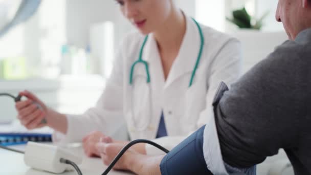 Vista Manual Del Médico Mide Presión Pacientes Mayores Fotografía Con — Vídeos de Stock