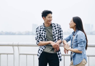 Mutlu çift ilginç bir konuşma yapıyor.