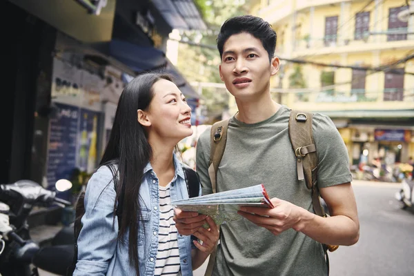 寻找正确地图的朋友 — 图库照片