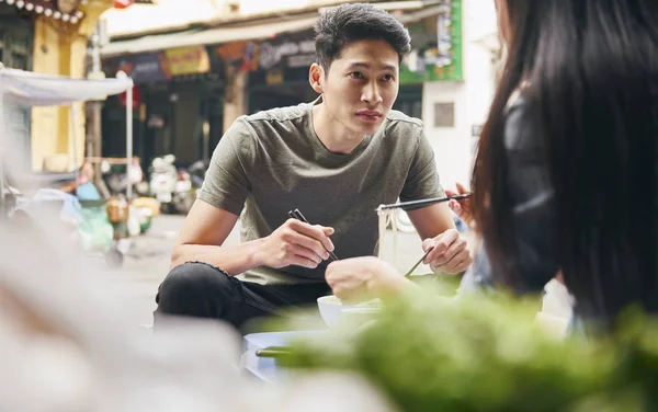 Junges Paar Isst Vietnamesisches Essen Der Straße Der Stadt — Stockfoto