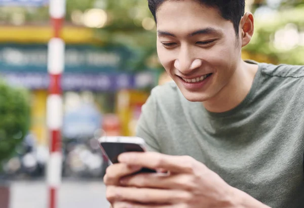 Homem Sorridente Com Telefone Celular — Fotografia de Stock