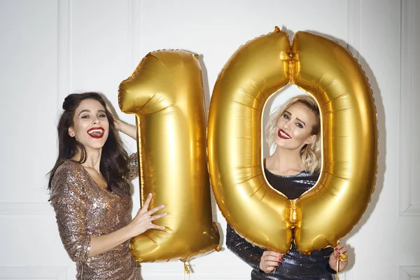 Hermosas Mujeres Con Globos Dorados Construyendo Figura Diez — Foto de Stock