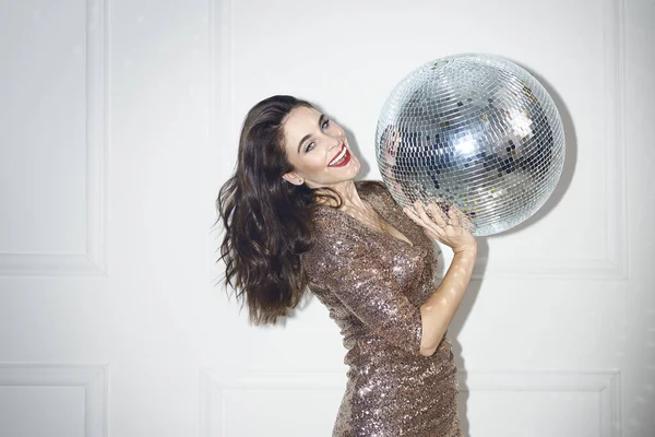 Mulher Gritando Segurando Bola Discoteca Fundo Branco — Fotografia de Stock