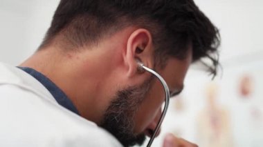 Doktorun hastasını muayene edişinin el kamerası görüntüsü. 8 km 'de kırmızı helyum kamerayla çekilmiş. 