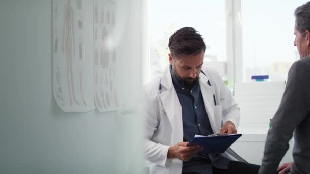 Vista Palmare Del Medico Che Guarda Risultati Negli Appunti Girato — Video Stock