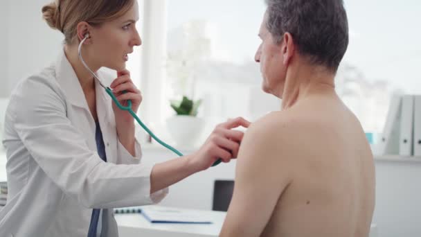 Vista Portátil Uma Médica Examinando Seu Paciente Tiro Com Câmera — Vídeo de Stock