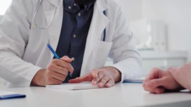 Doktorun reçete yazmasını el kamerasıyla izlemek. 8K 'da kırmızı helyum kamerayla çekildi. 