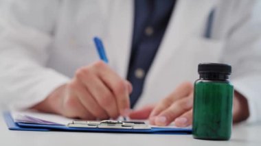 Doktorun el kamerasıyla tıbbi sonuçları kontrol etmesi. 8K 'da kırmızı helyum kamerayla çekildi. 