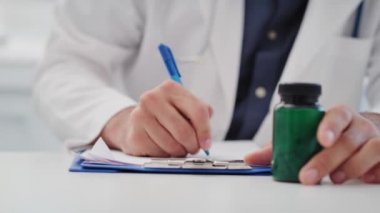 Ofisinde çalışan bir doktorun el kamerası görüntüsü. 8K 'da kırmızı helyum kamerayla çekildi.