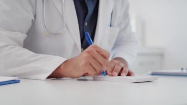 Doktorun reçete yazıp rüşvet aldığı el kameraları. 8K 'da kırmızı helyum kamerayla çekildi. 