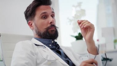 Ofisinde yorgun ve stresli bir doktorun el kamerası görüntüsü. 8K 'da kırmızı helyum kamerayla çekildi. 