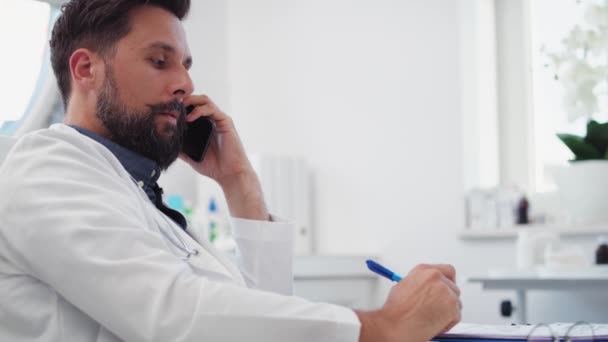 Vue Poche Médecin Parlant Par Téléphone Portable Dans Bureau Des — Video