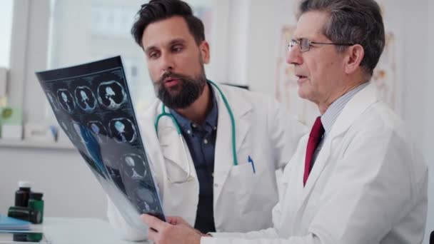 Kézzel Fogható Vélemény Orvosi Leleteket Vizsgáló Orvosokról Lövés Red Hélium — Stock videók