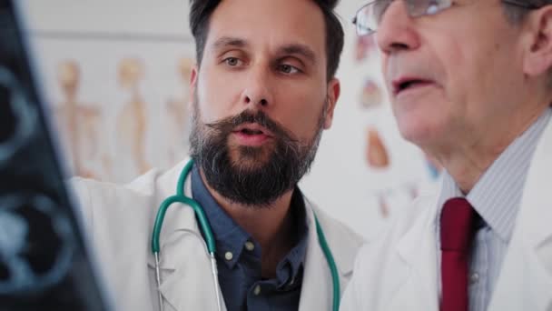 Handheld Weergave Van Artsen Praten Resultaten Van Radiologie Opgenomen Met — Stockvideo