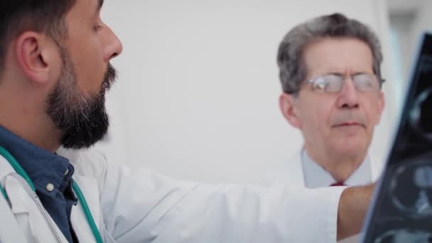 Kézi Nézet Elfoglalt Orvosokról Akik Röntgenfelvételről Beszélgetnek Lövés Red Hélium — Stock videók