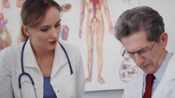 Handgehaltener Blick Auf Drei Ärzte Die Sich Der Arztpraxis Unterhalten — Stockvideo