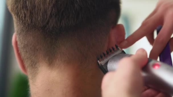 Vista Mão Homem Tem Corte Cabelo Cabeleireiro Tiro Com Câmera — Vídeo de Stock