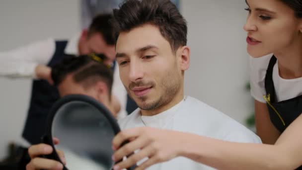 Handgehaltene Ansicht Eines Mannes Beim Friseurbesuch Aufnahme Mit Roter Heliumkamera — Stockvideo