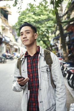 Genç adam kağıt 1 yerine dijital harita kullanıyor.