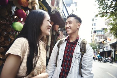 Hanoi şehrinde mutlu bir çift 