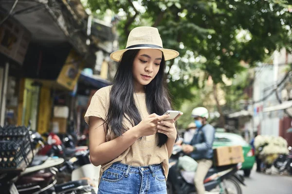 Şehirde Cep Telefonu Olan Genç Bir Kadın — Stok fotoğraf