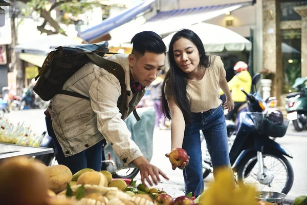 Turistas Comprando Frutas Mercado Rua — Fotografia de Stock