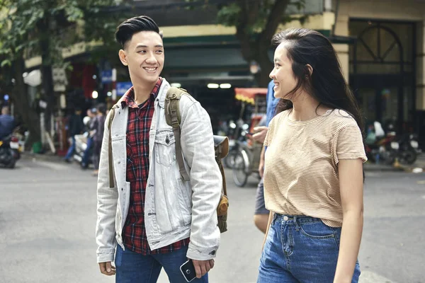 Jóvenes Caminando Por Ciudad — Foto de Stock