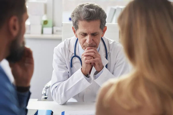 Médico Sênior Jovem Casal Consultório Médico — Fotografia de Stock