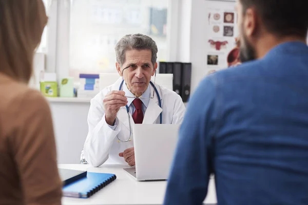 Pareja Hablando Con Médico Consultorio Del Médico —  Fotos de Stock