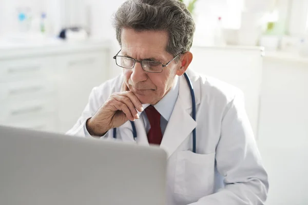 Médico Sênior Trabalhando Com Laptop Consultório Médico — Fotografia de Stock