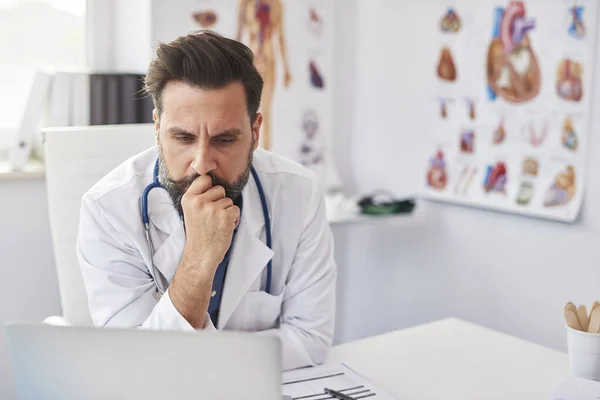 Umtriebiger Arzt Arbeitet Mit Laptop Arztpraxis — Stockfoto