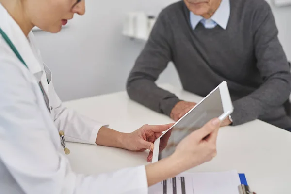 Médico Olhando Para Resultados Médicos Tablet Digital — Fotografia de Stock