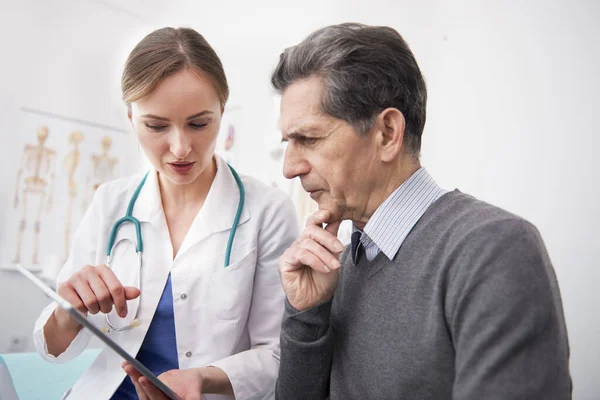 Médico Mostrando Los Resultados Del Examen Tableta Digital — Foto de Stock